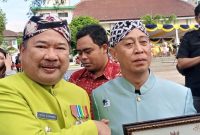 TERIMA PENGHARGAAN. Pemimpin PNM Cabang Garut, Abu Hasan saat menerima penghargaan sebagai Lembaga Keuangan Non Bank Pemberdayaan Ekonomi Masyarakat Garut, yang diserahkan Langsung oleh Bupati Garut Rudy Gunawan, Kamis (16/2/2023) 