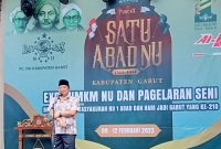 Ketua Panitia Harlah 1 Abad NU Tingkat Kabupaten Garut, Dr, Ir. Abdusy Syakur Amin, M. Eng saat memberikan sambutan pada pembukaan Expo UMKM NU di Alun Alun Garut, Kamis (9/2/2023)