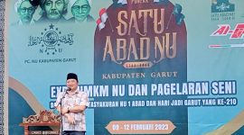 Ketua Panitia Harlah 1 Abad NU Tingkat Kabupaten Garut, Dr, Ir. Abdusy Syakur Amin, M. Eng saat memberikan sambutan pada pembukaan Expo UMKM NU di Alun Alun Garut, Kamis (9/2/2023)