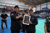 Beberapa aksi pesilat dalam pembukaan Kejuaraan Pencak Silat Priangan Timur Open, yang dilaksanakan di SOR R.A.A Adiwijaya, Kecamatan Tarogong Kidul, Kabupaten Garut, Kamis (2/3/2023). (Foto : Deni Seftiana & Muhamad Azi Zulhakim/Diskominfo Garut).