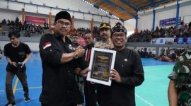 Beberapa aksi pesilat dalam pembukaan Kejuaraan Pencak Silat Priangan Timur Open, yang dilaksanakan di SOR R.A.A Adiwijaya, Kecamatan Tarogong Kidul, Kabupaten Garut, Kamis (2/3/2023). (Foto : Deni Seftiana & Muhamad Azi Zulhakim/Diskominfo Garut).