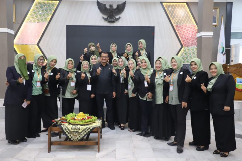 Wakil Bupati Garut, dr. Helmi Budiman membuka secara resmi Seminar Nasional sebagai kado Hari Jadi Garut (HJG) yang ke-210 dengan tema 