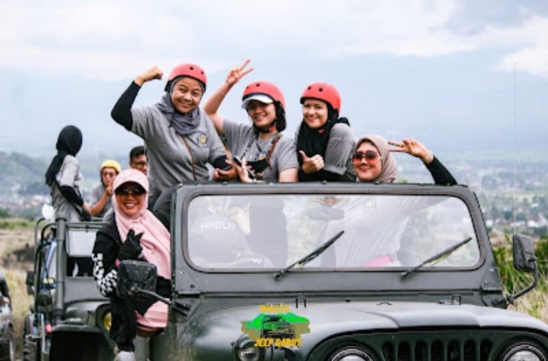 Nilam Wulandari Poto bersama dengan pengurus Wisata Jeep Garut (WJG)