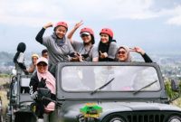 Nilam Wulandari Poto bersama dengan pengurus Wisata Jeep Garut (WJG)