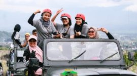 Nilam Wulandari Poto bersama dengan pengurus Wisata Jeep Garut (WJG)