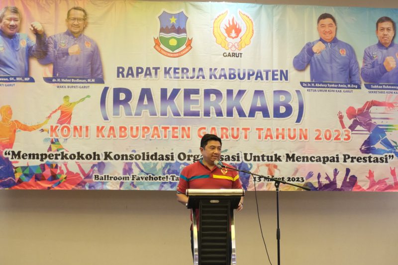 Ketua KONI Kabupaten Garut, Dr. Ir. H. Abdusy Syakur Amin, M.Eng saat memberikan sambutan Rapat Kerja Kabupaten (Rakerkab) Tahun 2023 di Ballroom Favehotel Garut, Senin (13/3/2023).