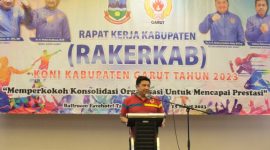 Ketua KONI Kabupaten Garut, Dr. Ir. H. Abdusy Syakur Amin, M.Eng saat memberikan sambutan Rapat Kerja Kabupaten (Rakerkab) Tahun 2023 di Ballroom Favehotel Garut, Senin (13/3/2023).