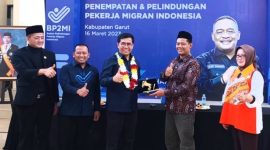 Deputi Penempatan dan Perlindungan Kawasan Amerika dan Pasifik, Lasro Simbolon  menerima cendramata usai kegiatan sosialisasi penempatan dan pelindung pekerja migran Indonesia, Kegiatan itu di Gedung Islamic Center, Jalan Pramuka, Kecamatan Garut Kota, Kamis (16/3/2023).