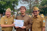 Bupati Garut, Rudy Gunawan, didampingi Wakil Bupati Garut, dr. Helmi Budiman, dan Sekda Kabupaten Garut, Nurdin Yana, menyerahkan bantuan hibah keagamaan dalam pelaksanaan Apel Gabungan, di Lapang Setda Kabupaten Garut, Jalan Pembangunan, Kecamatan Tarogong Kidul, Kabupaten Garut, Senin (27/3/2023). (Foto : Deni Seftiana, Anggana Mulia Karsa, & Muhamad Azi Zulhakim/Diskominfo Garut).