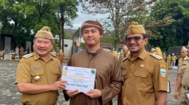 Bupati Garut, Rudy Gunawan, didampingi Wakil Bupati Garut, dr. Helmi Budiman, dan Sekda Kabupaten Garut, Nurdin Yana, menyerahkan bantuan hibah keagamaan dalam pelaksanaan Apel Gabungan, di Lapang Setda Kabupaten Garut, Jalan Pembangunan, Kecamatan Tarogong Kidul, Kabupaten Garut, Senin (27/3/2023). (Foto : Deni Seftiana, Anggana Mulia Karsa, & Muhamad Azi Zulhakim/Diskominfo Garut).