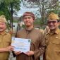 Bupati Garut, Rudy Gunawan, didampingi Wakil Bupati Garut, dr. Helmi Budiman, dan Sekda Kabupaten Garut, Nurdin Yana, menyerahkan bantuan hibah keagamaan dalam pelaksanaan Apel Gabungan, di Lapang Setda Kabupaten Garut, Jalan Pembangunan, Kecamatan Tarogong Kidul, Kabupaten Garut, Senin (27/3/2023). (Foto : Deni Seftiana, Anggana Mulia Karsa, & Muhamad Azi Zulhakim/Diskominfo Garut).