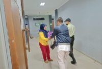 General Manager Hotel Harmoni Garut Ageng Sutadiredja saat membagikan makan sahur kepada penunggu pasien di Rumah Sakit dr Slamet Garut pada awal Ramadan 1444 H 