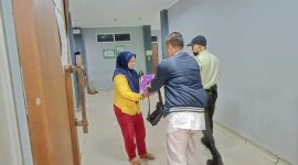 General Manager Hotel Harmoni Garut Ageng Sutadiredja saat membagikan makan sahur kepada penunggu pasien di Rumah Sakit dr Slamet Garut pada awal Ramadan 1444 H 