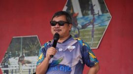 Bupati Garut, Rudy Gunawan membuka secara langsung Kompetisi Sepak Bola Piala Bupati Garut U-40 yang dilaksanakan di Lapang Sepak Bola Gelora Merdeka Kerkhof, Jalan Merdeka, Kecamatan Tarogong Kidul, Kabupaten Garut, Selasa (28/3/2023). (Foto: Deni Seftiana/ M Azi Zulhakim/ Ilham Kautsar/ Moch Ahdiansyah/ Diskominfo Garut)