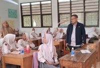 Anggota Komisi V DPRD Jawa Barat H Enjang Tedi SSos saat melakukan monitoring pelaksanaan kegiatan ujian di SMAN 18 Karangpawitan, Selasa (14/3/2023)