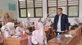 Anggota Komisi V DPRD Jawa Barat H Enjang Tedi SSos saat melakukan monitoring pelaksanaan kegiatan ujian di SMAN 18 Karangpawitan, Selasa (14/3/2023)