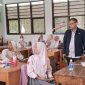 Anggota Komisi V DPRD Jawa Barat H Enjang Tedi SSos saat melakukan monitoring pelaksanaan kegiatan ujian di SMAN 18 Karangpawitan, Selasa (14/3/2023)
