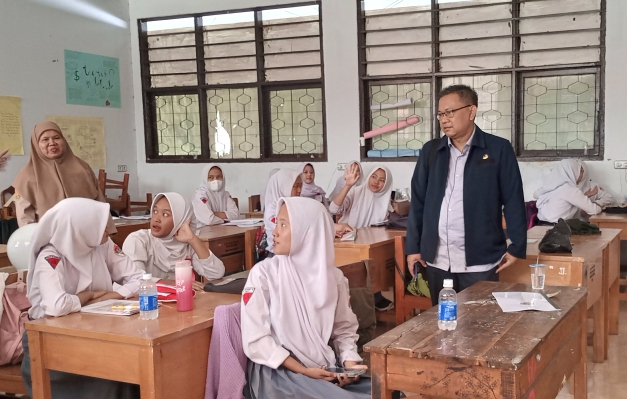 Anggota Komisi V DPRD Jawa Barat H Enjang Tedi SSos saat melakukan monitoring pelaksanaan kegiatan ujian di SMAN 18 Karangpawitan, Selasa (14/3/2023)