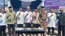 Ketua Pembina Yayasan Dharma Husada Insani Garut Dr. H. Hadiat., M.A Poto bersama dengan Sekretaris Daerah (Sekda) H Nurdin Yana beserta jajaran yayasan usah melakukan peletakan batu pertama pembangunan Klinik Utama Karsa Husada Garut di Jalan Proklamasi Kecamatan Tarogong Kidul Kabupaten Garut, Rabu (15/3/2023)