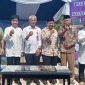 Ketua Pembina Yayasan Dharma Husada Insani Garut Dr. H. Hadiat., M.A Poto bersama dengan Sekretaris Daerah (Sekda) H Nurdin Yana beserta jajaran yayasan usah melakukan peletakan batu pertama pembangunan Klinik Utama Karsa Husada Garut di Jalan Proklamasi Kecamatan Tarogong Kidul Kabupaten Garut, Rabu (15/3/2023)