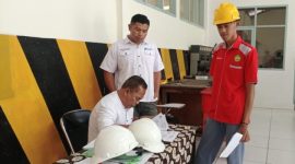 Instruktur Otomotif UPT BLK Kabupaten Garut Ahmad Soleh (Tengah, Duduk) usai melakukan tes kepada salah seorang Siswa MAN 1 Garut 