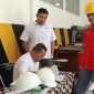 Instruktur Otomotif UPT BLK Kabupaten Garut Ahmad Soleh (Tengah, Duduk) usai melakukan tes kepada salah seorang Siswa MAN 1 Garut 