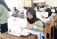 Sejumlah siswa MAN 1 Garut jurusan Tata Boga sedang mengikuti uji sertifikasi keterampilan oleh UPT BLK Kabupaten Garut 