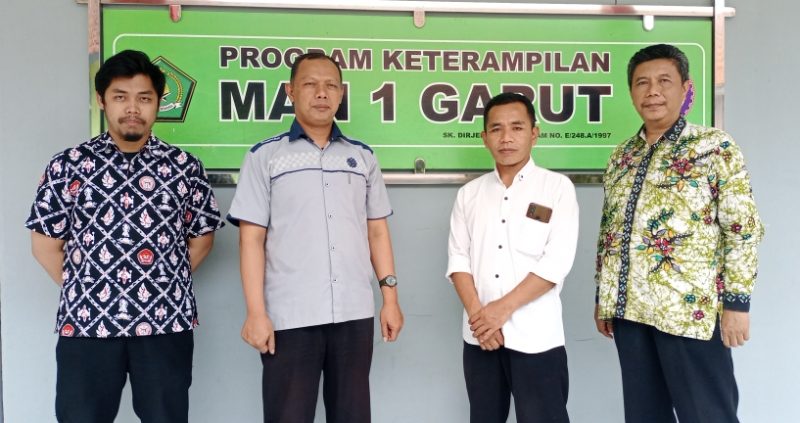 Kepala Bidang Keahlian Nandang Suryana, SPd (kanan) Poto bersama dengan Kepala TU MAN 1 Garut Aruni Kisman Arif Wiguna, SPd.I dan guru serta Instruktur dari UPT BLK Kabupaten Garut 