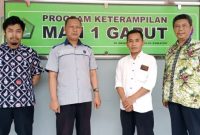 Kepala Bidang Keahlian Nandang Suryana, SPd (kanan) Poto bersama dengan Kepala TU MAN 1 Garut Aruni Kisman Arif Wiguna, SPd.I dan guru serta Instruktur dari UPT BLK Kabupaten Garut 