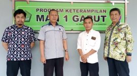 Kepala Bidang Keahlian Nandang Suryana, SPd (kanan) Poto bersama dengan Kepala TU MAN 1 Garut Aruni Kisman Arif Wiguna, SPd.I dan guru serta Instruktur dari UPT BLK Kabupaten Garut 