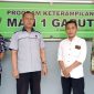 Kepala Bidang Keahlian Nandang Suryana, SPd (kanan) Poto bersama dengan Kepala TU MAN 1 Garut Aruni Kisman Arif Wiguna, SPd.I dan guru serta Instruktur dari UPT BLK Kabupaten Garut 