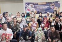 POTO BERSAMA. Pengurus UMKM Rumah Kami berpoto bersama dengan para pelaku UMKM di Garut usai acara silaturahmi di Restoran Baksi Iga Garut Jalan Pembangunan KEcamatan Tarogong Kidul, Kabupaten Garut, Sabtu (12/3/2023)