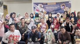 POTO BERSAMA. Pengurus UMKM Rumah Kami berpoto bersama dengan para pelaku UMKM di Garut usai acara silaturahmi di Restoran Baksi Iga Garut Jalan Pembangunan KEcamatan Tarogong Kidul, Kabupaten Garut, Sabtu (12/3/2023)