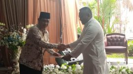 Ketua Pembina Yayasan Dharma Husada Insani Garut Dr. H. Hadiat., M.A menyerahkan Akreditasi kepada Ketua Stikes Karsa Husada Garut H. Engkus Kusnadi, SKep., MKes,