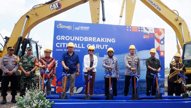 Pelaksanaan Peletakkan Batu Pertama atau Ground Breaking Pembangunan Citimall Garut yang berlokasi di Jalan Jenderal Sudirman, Kecamatan Karangpawitan, Kabupaten Garut, Jum'at (10/03/2023).