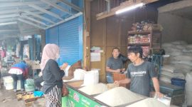 PENDATAAN. Petugas dari DInas Ketahanan Pangan rutin melaksanakan pendataan pergerakan harga setiap lima hari sekali