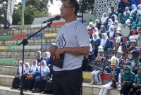 Kepala Kemenag Garut Dr H Cece Hidayat MSi saat melakukan sosialisasi mandatori sertifikat halal bagi para UMKM. Sosial ini dilakukan di Alun-alun Garut pada Jumat (17/03/2023).