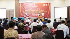 Ketua KPU Kabupaten Garut, Dr. Junaidin Basri, S.Ag, M.Pd. memberikan sambutan dalam Sosialisasi dan Evaluasi Penyusunan Daerah Pemilihan (Dapil) dan Alokasi Kursi Anggota DPRD Kabupaten Garut dalam Pemilu Tahun 2024, Aula Tirta Kencana Hotel, Jum'at (31/3/2023)