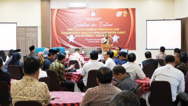 Ketua KPU Kabupaten Garut, Dr. Junaidin Basri, S.Ag, M.Pd. memberikan sambutan dalam Sosialisasi dan Evaluasi Penyusunan Daerah Pemilihan (Dapil) dan Alokasi Kursi Anggota DPRD Kabupaten Garut dalam Pemilu Tahun 2024, Aula Tirta Kencana Hotel, Jum'at (31/3/2023)