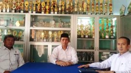 Kepala MAN 2 Garut, Drs. H. Wawan Sofyan  poto bersama dengan    Wakil Kepala Bidang Akademik & Humas Arip Rahman Hakim, S.Pd, M.Si
Wakil Kepala Bidang Sarana,Jajang Hermanto, S.Ag, M.Pd.I usai wawancara dengan Warta Garut, Senin (27/3/2023)