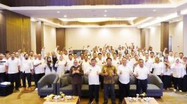 POTO BERSAMA. Bupati Garut H Rudy Gunawan berpoto bersama Direktur PDAM H Aja Rowikarim dan peserta workshop PDAM Tirta Intan Garut, di Ballroom Kassiti Fave Hotel, Jalan Cimanuk, Kecamatan Tarogong Kidul, Kabupaten Garut, Rabu (1/3/2023).
