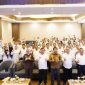 POTO BERSAMA. Bupati Garut H Rudy Gunawan berpoto bersama Direktur PDAM H Aja Rowikarim dan peserta workshop PDAM Tirta Intan Garut, di Ballroom Kassiti Fave Hotel, Jalan Cimanuk, Kecamatan Tarogong Kidul, Kabupaten Garut, Rabu (1/3/2023).
