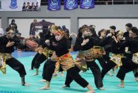 Beberapa aksi pesilat dalam pembukaan Kejuaraan Pencak Silat Priangan Timur Open, yang dilaksanakan di SOR R.A.A Adiwijaya, Kecamatan Tarogong Kidul, Kabupaten Garut, Kamis (2/3/2023). (Foto : Deni Seftiana & Muhamad Azi Zulhakim/Diskominfo Garut).