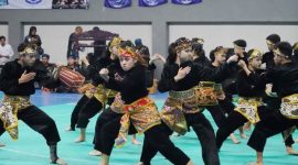 Beberapa aksi pesilat dalam pembukaan Kejuaraan Pencak Silat Priangan Timur Open, yang dilaksanakan di SOR R.A.A Adiwijaya, Kecamatan Tarogong Kidul, Kabupaten Garut, Kamis (2/3/2023). (Foto : Deni Seftiana & Muhamad Azi Zulhakim/Diskominfo Garut).