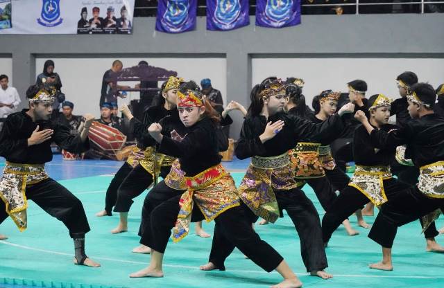 Beberapa aksi pesilat dalam pembukaan Kejuaraan Pencak Silat Priangan Timur Open, yang dilaksanakan di SOR R.A.A Adiwijaya, Kecamatan Tarogong Kidul, Kabupaten Garut, Kamis (2/3/2023). (Foto : Deni Seftiana & Muhamad Azi Zulhakim/Diskominfo Garut).