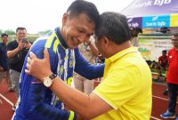 Bupati Garut, Rudy Gunawan, menyaksikan langsung pertandingan antara Persigar Legend vs Persib Legend di Stadion R.A.A Adiwijaya, Kecamatan Tarogong Kidul, Kabupaten Garut, Rabu (8/3/2023)