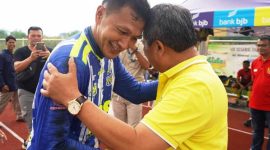 Bupati Garut, Rudy Gunawan, menyaksikan langsung pertandingan antara Persigar Legend vs Persib Legend di Stadion R.A.A Adiwijaya, Kecamatan Tarogong Kidul, Kabupaten Garut, Rabu (8/3/2023)