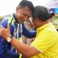 Bupati Garut, Rudy Gunawan, menyaksikan langsung pertandingan antara Persigar Legend vs Persib Legend di Stadion R.A.A Adiwijaya, Kecamatan Tarogong Kidul, Kabupaten Garut, Rabu (8/3/2023)