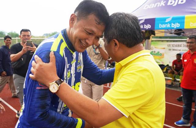 Bupati Garut, Rudy Gunawan, menyaksikan langsung pertandingan antara Persigar Legend vs Persib Legend di Stadion R.A.A Adiwijaya, Kecamatan Tarogong Kidul, Kabupaten Garut, Rabu (8/3/2023)