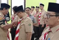 SEMATKAN. Ketua Kwartir Cabang (Kwarcab) Pramuka Kabupaten Garut, dr H Helmi Budiman, menyematkan lencana kepada  Mabi Saka Amal Bakti Kemenag Garut Dr H Cece Hidayat MSi dalam Pelantikan Mabi dan Pimpinan Saka Amal Bakti, di Kantor Kementerian Agama Kabupaten Garut, Jalan Terusan Pahlawan Kecamatan Tarogong Kidul, pada Senin (20/3/2023).